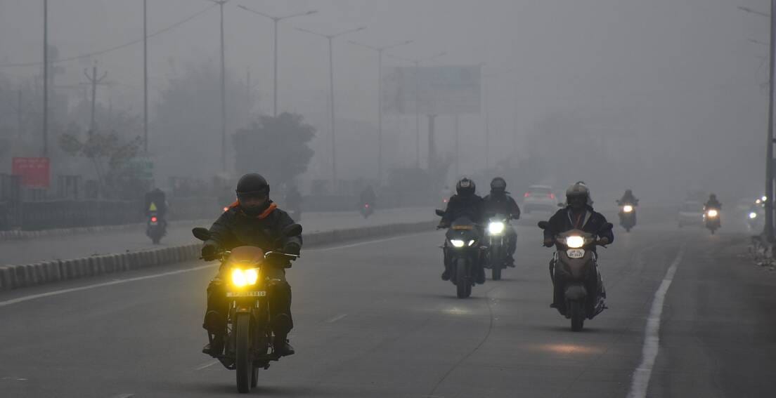 राजधानी में शनिवार सर्द रहा। सुबह घने कोहरे की चादर छाई रही। 