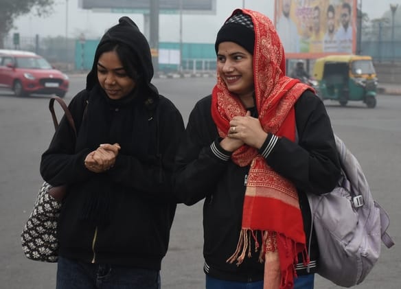 राजधानी में शनिवार सर्द रहा। सुबह घने कोहरे की चादर छाई रही। 