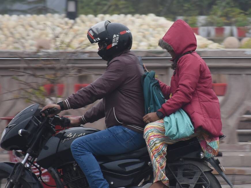 राजधानी में शनिवार सर्द रहा। सुबह घने कोहरे की चादर छाई रही। 