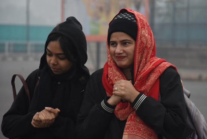 राजधानी में शनिवार सर्द रहा। सुबह घने कोहरे की चादर छाई रही। 