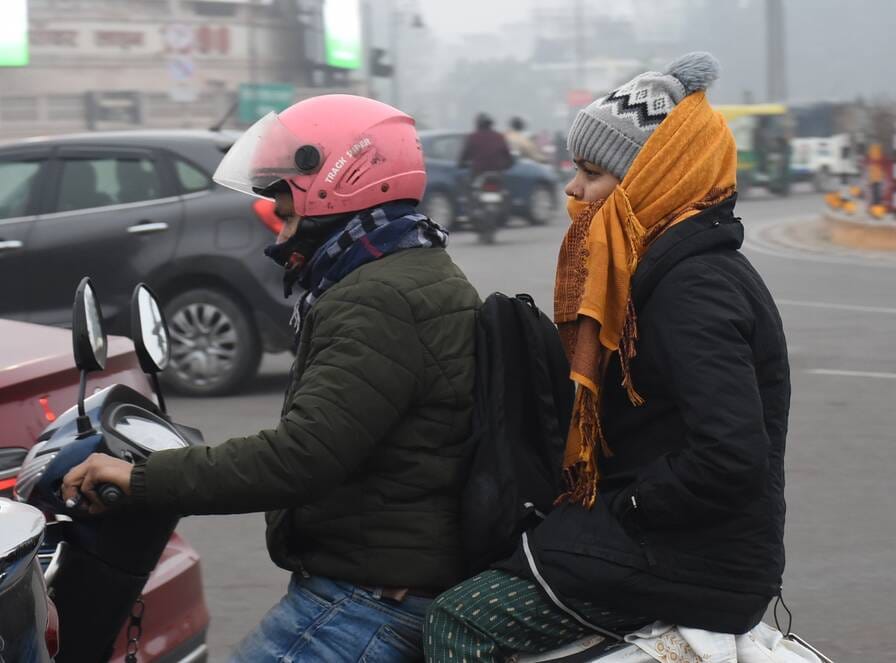 राजधानी में शनिवार सर्द रहा। सुबह घने कोहरे की चादर छाई रही। 