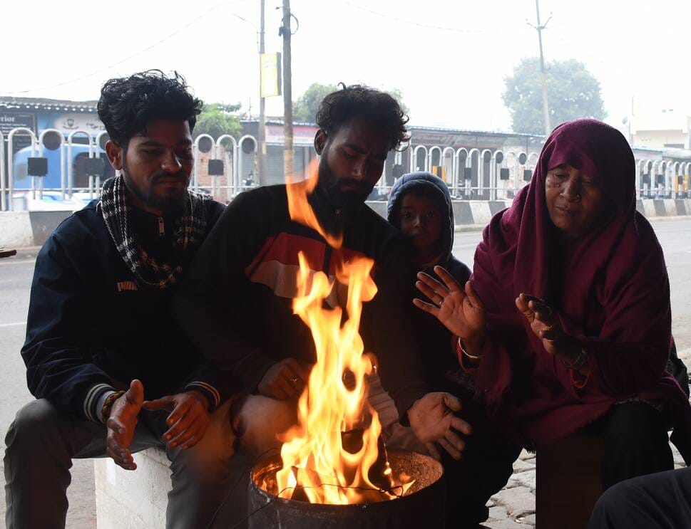 राजधानी में शनिवार सर्द रहा। सुबह घने कोहरे की चादर छाई रही। 