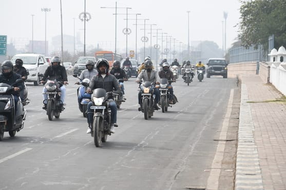 राजधानी में शनिवार सर्द रहा। सुबह घने कोहरे की चादर छाई रही। 