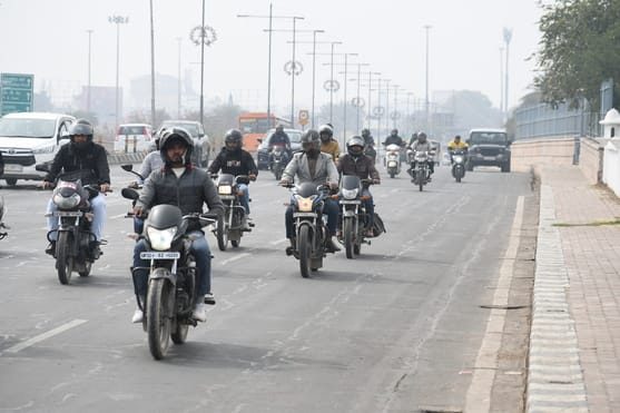 राजधानी में शनिवार सर्द रहा। सुबह घने कोहरे की चादर छाई रही। 