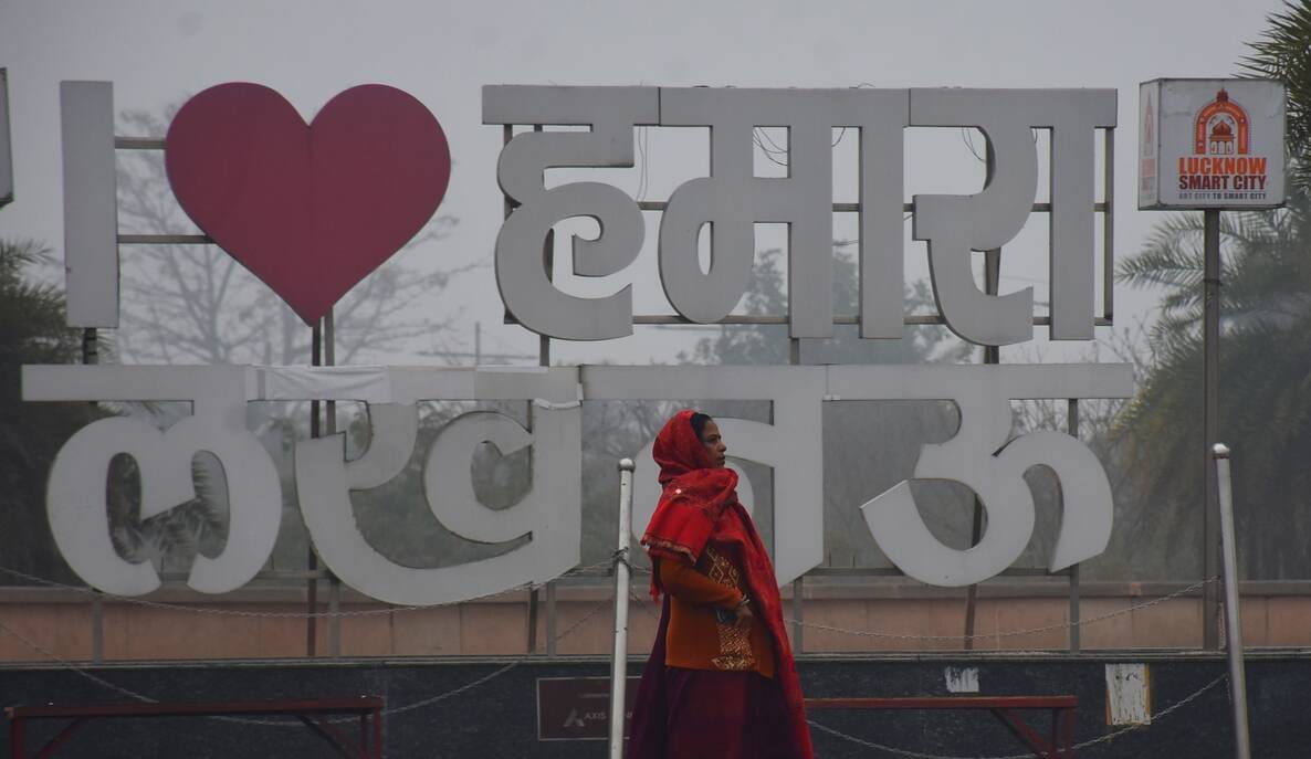 राजधानी में शनिवार सर्द रहा। सुबह घने कोहरे की चादर छाई रही। 