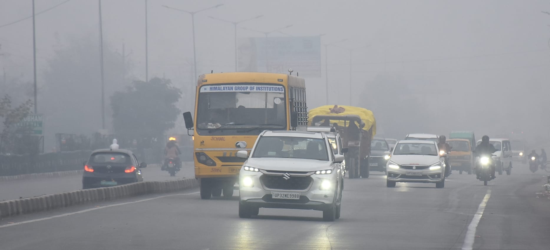 राजधानी में शनिवार सर्द रहा। सुबह घने कोहरे की चादर छाई रही। 