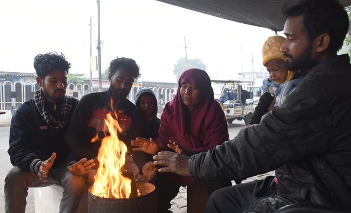 राजधानी में शनिवार सर्द रहा। सुबह घने कोहरे की चादर छाई रही। 