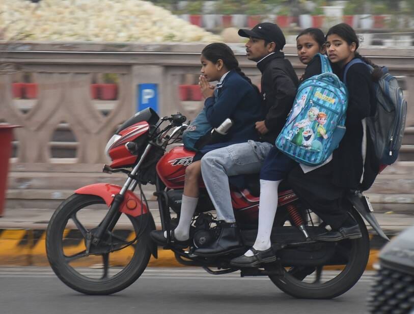 राजधानी में शनिवार सर्द रहा। सुबह घने कोहरे की चादर छाई रही। 