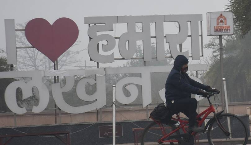 राजधानी में शनिवार सर्द रहा। सुबह घने कोहरे की चादर छाई रही। 