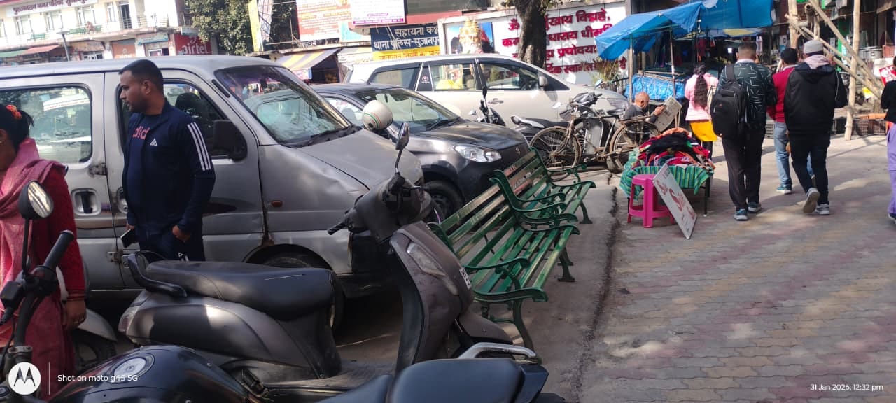 सुजानपुर बाजार में बेतरतीव तरीके से पार्क दोपहिया वाहन। संवाद सुजानपुर बाजार में बेतरतीव तरीके से पार्क दोपहिया वाहन। संवाद