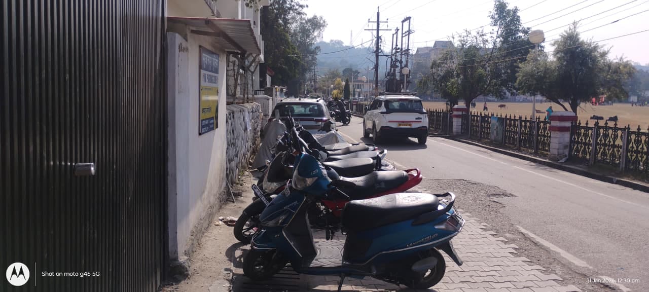 सुजानपुर बाजार में बेतरतीव तरीके से पार्क दोपहिया वाहन। संवाद सुजानपुर बाजार में बेतरतीव तरीके से पार्क दोपहिया वाहन। संवाद