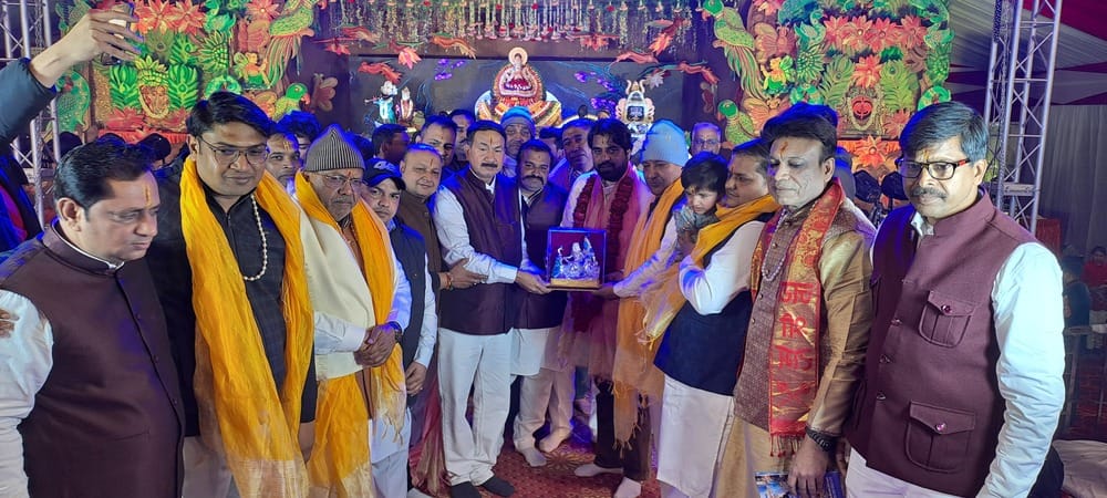 समालखा अनाज मंडी में 10वां श्याम महोत्सव में अतिथियों का सम्मानित करते पदाधिकारी।