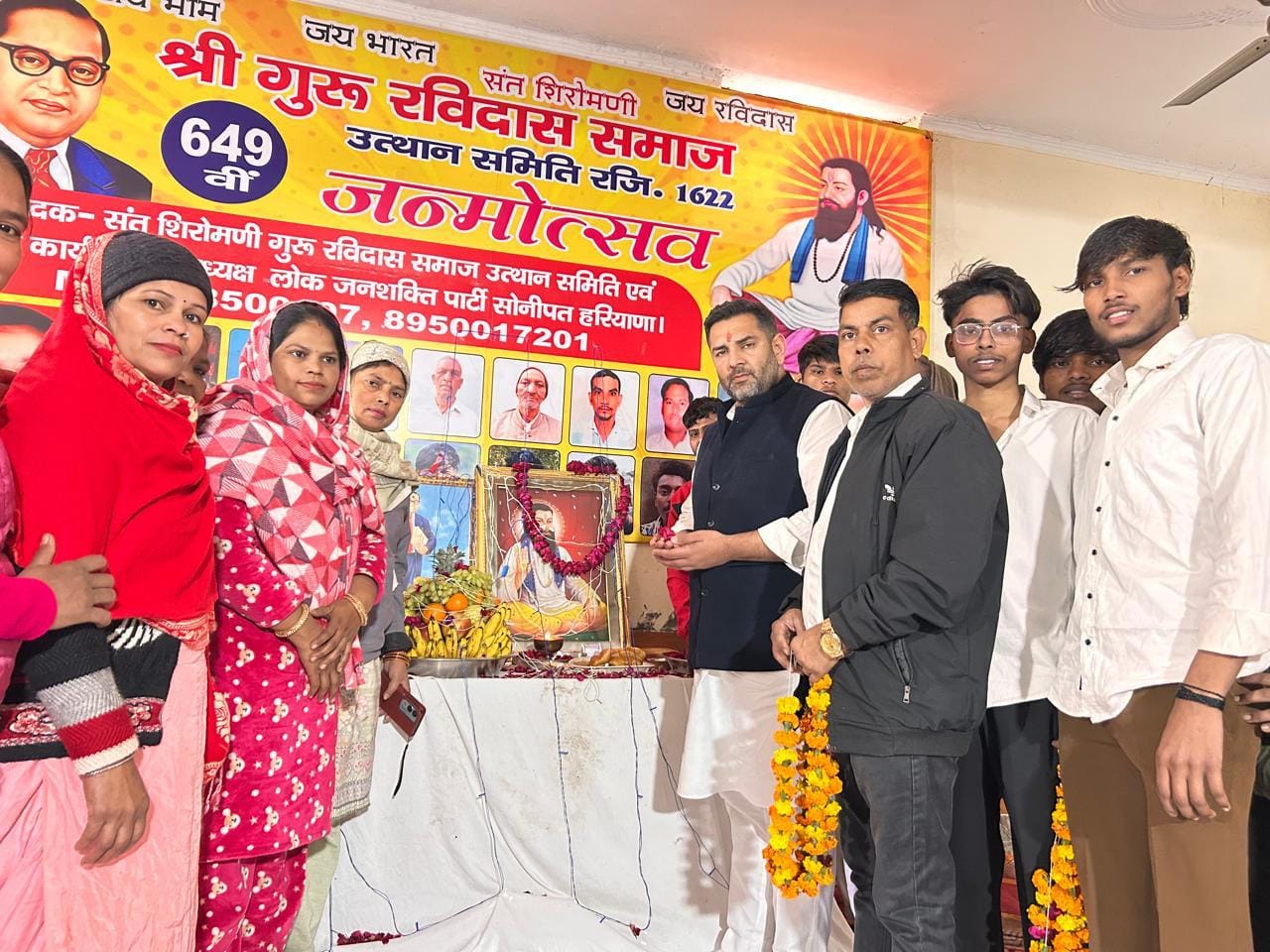 सोनीपत में संत गुरु रविदास जयंती पर आयोजित समारोह में दीप जलाते भाजपा प्रदेशाध्यक्ष मोहनलाल बड़