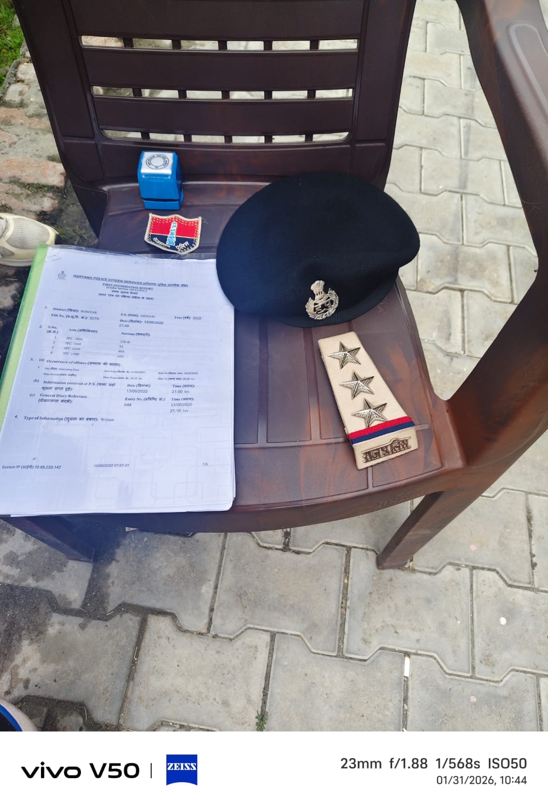 सोनीपत थाना सदर की पुलिस की गिरफ्त में नकली सीबीआई इंस्पेक्टर रणधीर सिंह। संवाद सोनीपत थाना सदर की पुलिस की गिरफ्त में नकली सीबीआई इंस्पेक्टर रणधीर सिंह। संवाद