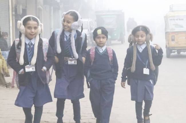शामली में मेरठ करनाल मार्ग पर कोहरे में जाते वाहन । संवाद शामली में मेरठ करनाल मार्ग पर कोहरे में जाते वाहन । संवाद