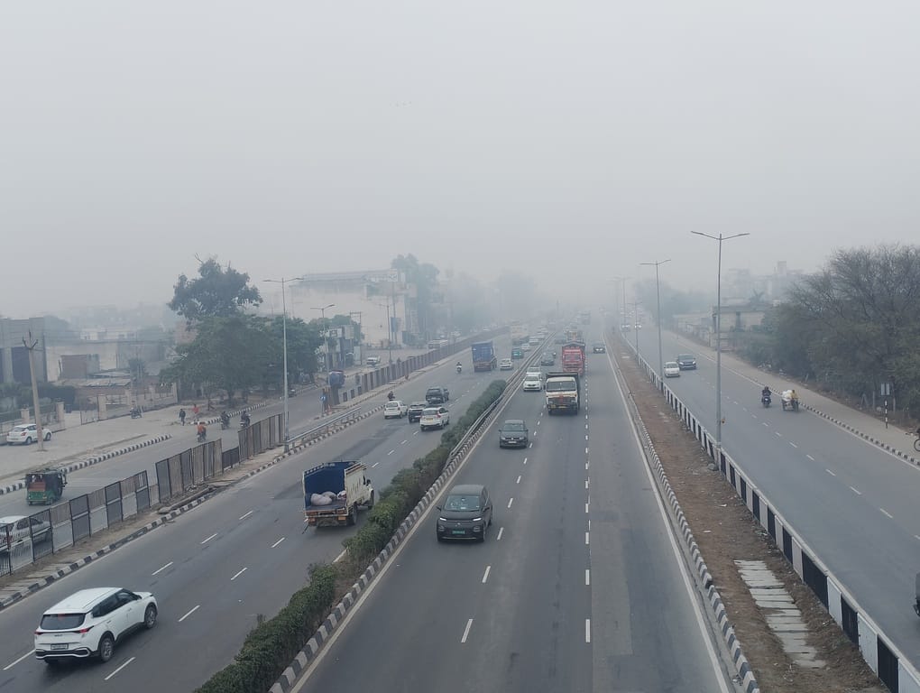 धुंध में जीटी रोड से गुजरते वाहन। संवाद धुंध में जीटी रोड से गुजरते वाहन। संवाद