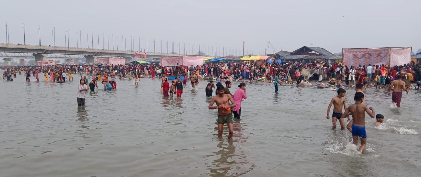उसहैत के अटैना गंगा घाट पर स्नानार्थियों की भीड़। संवाद उसहैत के अटैना गंगा घाट पर स्नानार्थियों की भीड़। संवाद
