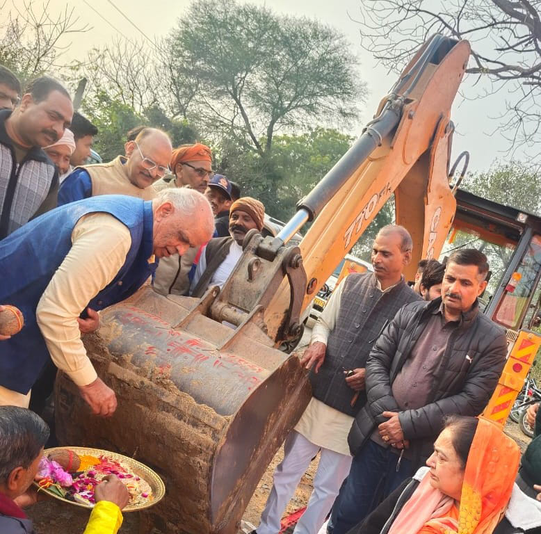 उदी बार्डर तक स्टेट हाइवे के चौड़ीकरण एवं पुलिया के निर्माण का भूमि पूजन करती विधायक पक्षालिका 