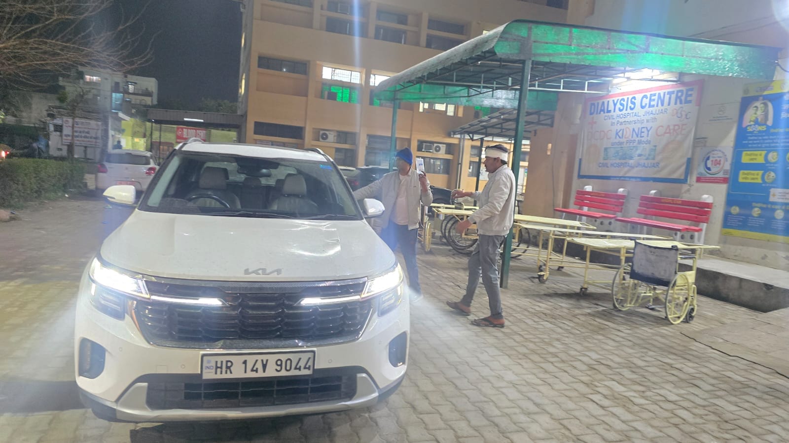 01jjrp30- शहर निवासी विकास जिसे बंदर ने कान पर काट लिया। स्रोत-परिजन