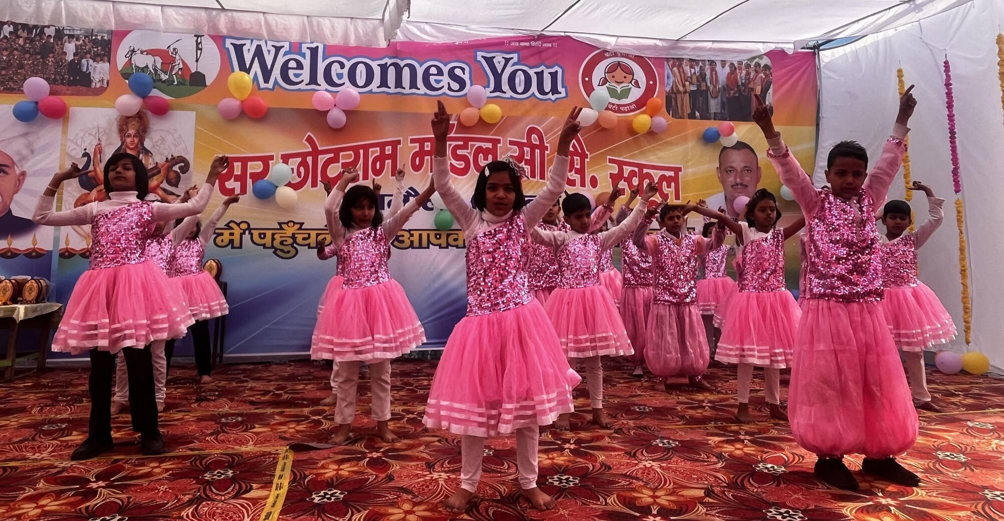 02जेएनडी21: कार्यक्रम में मेधावी छात्रों को सम्मानित करते हुए मुख्यातिथि। स्रोत :आयोजक