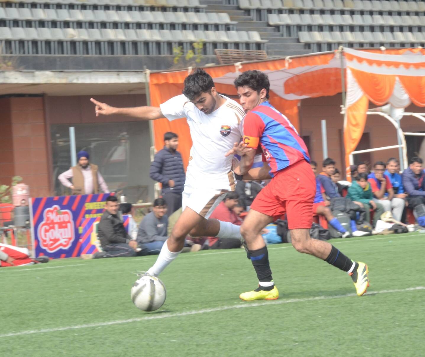 अंबाला छावनी के वार हीरो स्टेडियम में आयोजित फुटबाल मैच में भिड़ते खिलाड़ी। संवाद