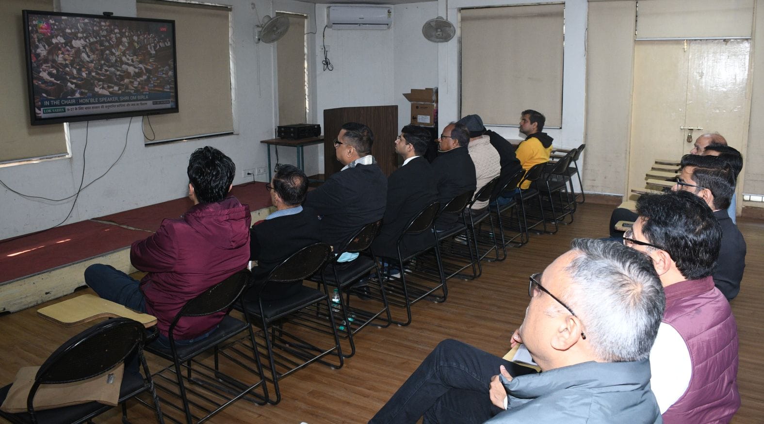 बजट देखते आईसीएआई के सदस्य।