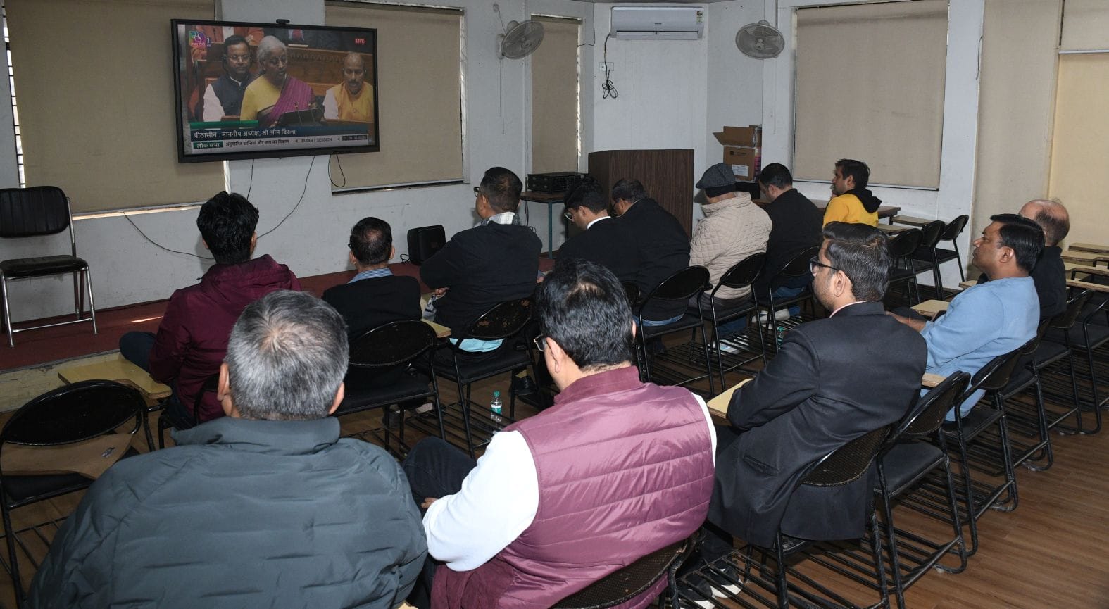 बजट देखते आईसीएआई के सदस्य।