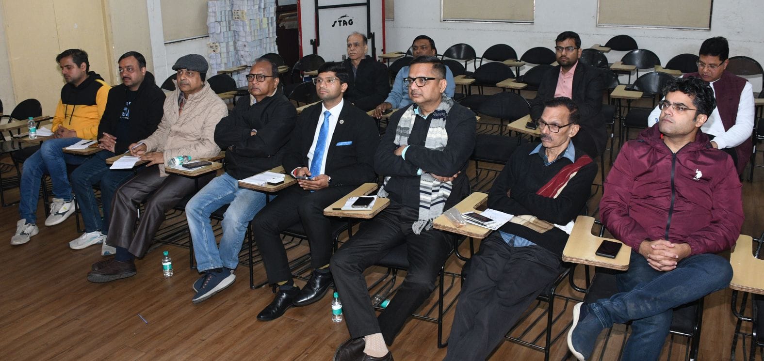 बजट देखते आईसीएआई के सदस्य।