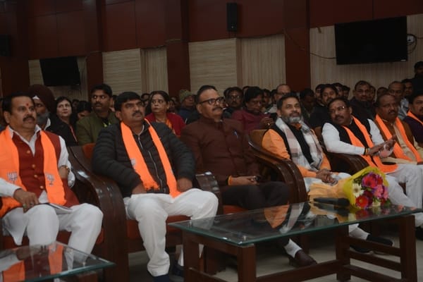 बजट देखते भाजपाई।