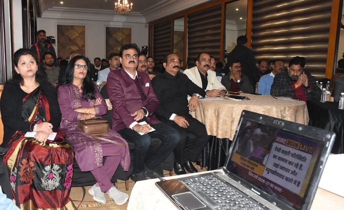 बजट देखते व्यापारी।