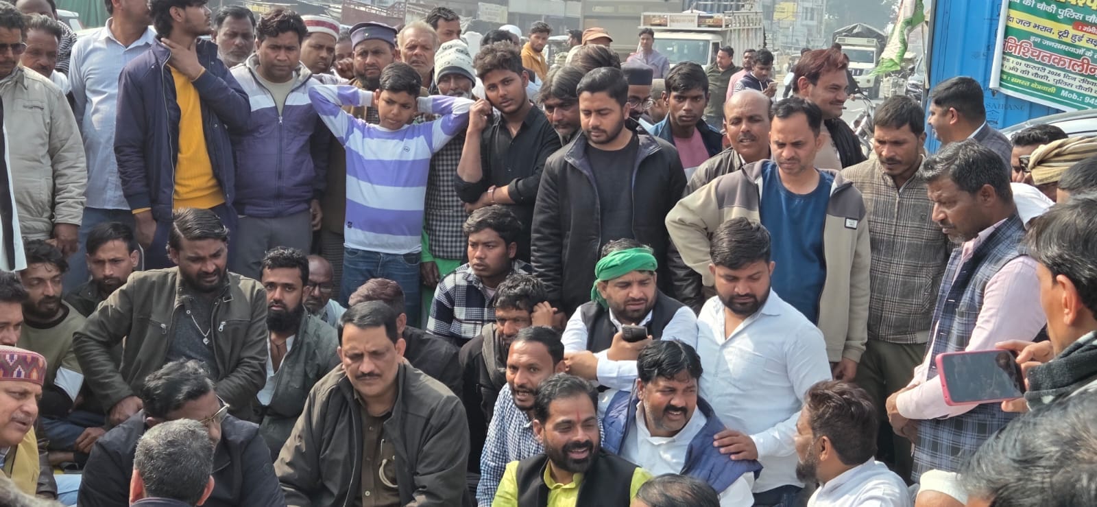 बदहाल सड़क और जलभराव से परेशान किसानों का धरना