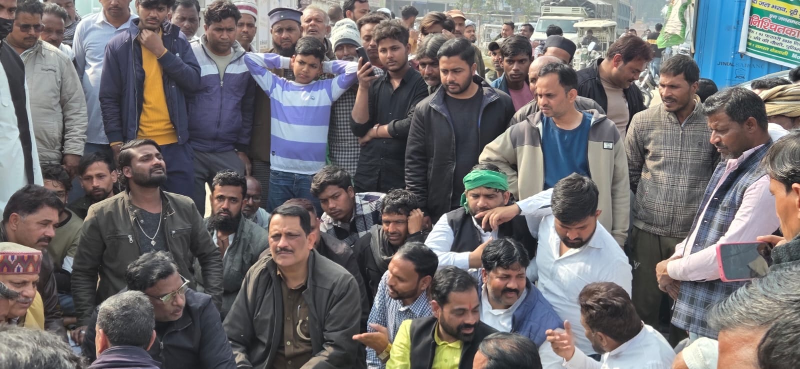 बदहाल सड़क और जलभराव से परेशान किसानों का धरना