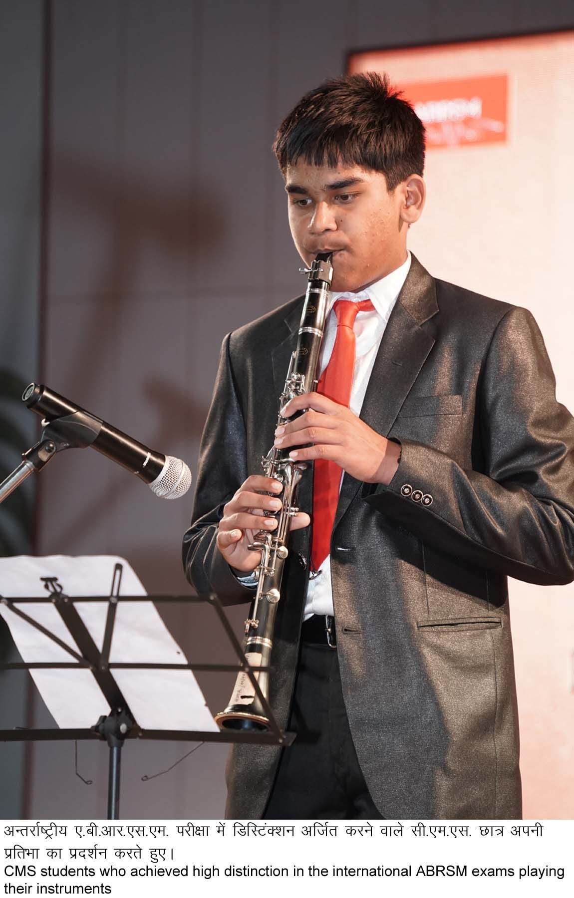 छात्रों ने वायलिन, पियानो, गायन जैसे विभिन्न वाद्यों के माध्यम से अपनी उत्कृष्ट प्रस्तुतियां दी