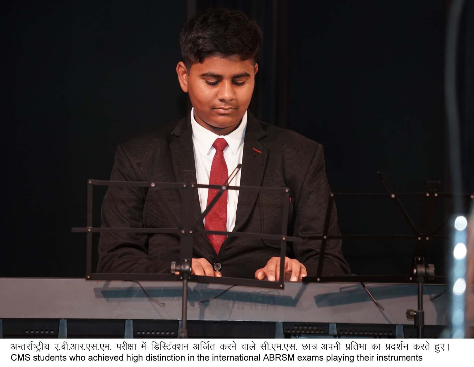 छात्रों ने वायलिन, पियानो, गायन जैसे विभिन्न वाद्यों के माध्यम से अपनी उत्कृष्ट प्रस्तुतियां दी