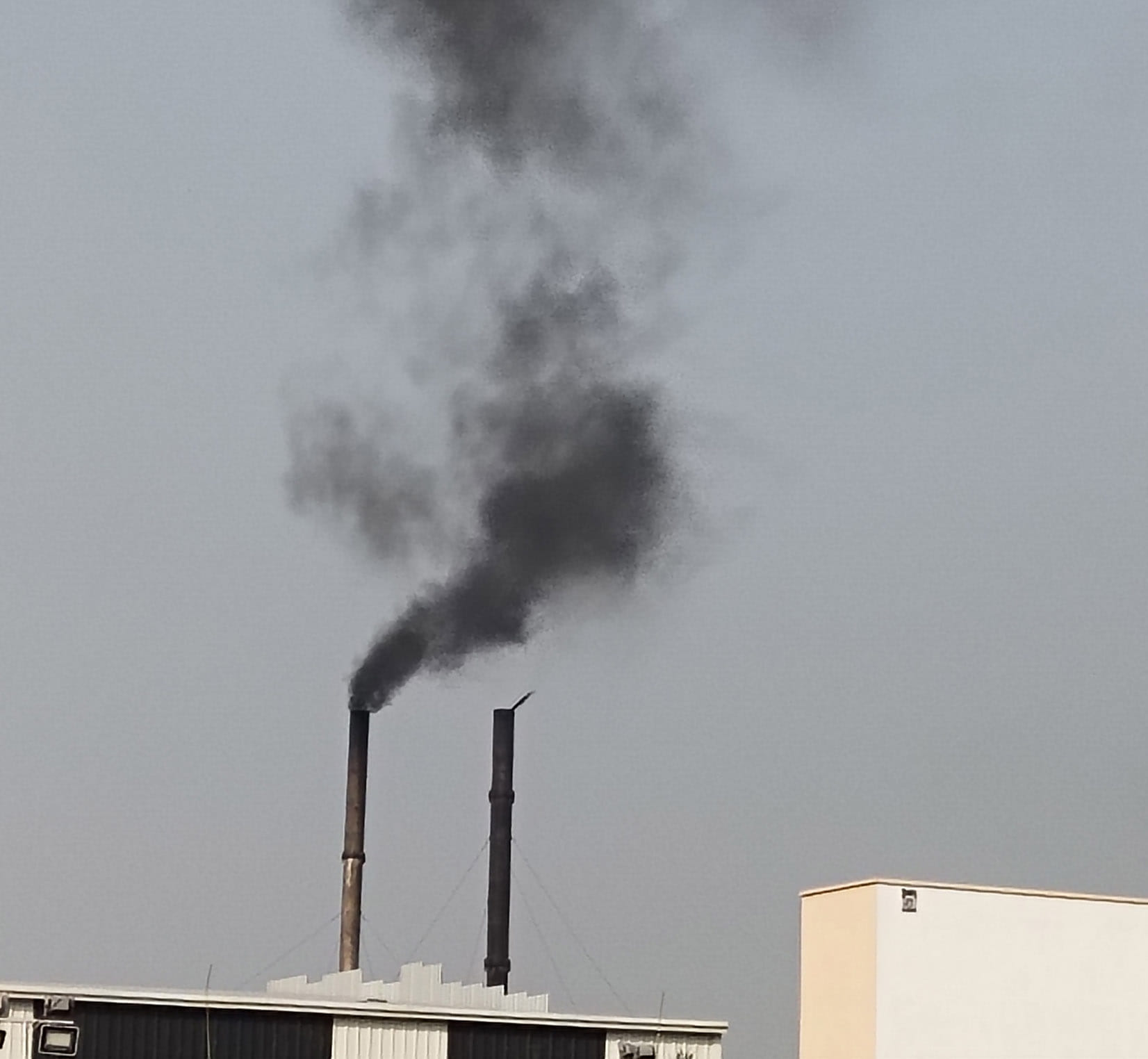 ड्रेन में डाला जा रहा केमिकल युक्त दुषित पानी।  संवाद