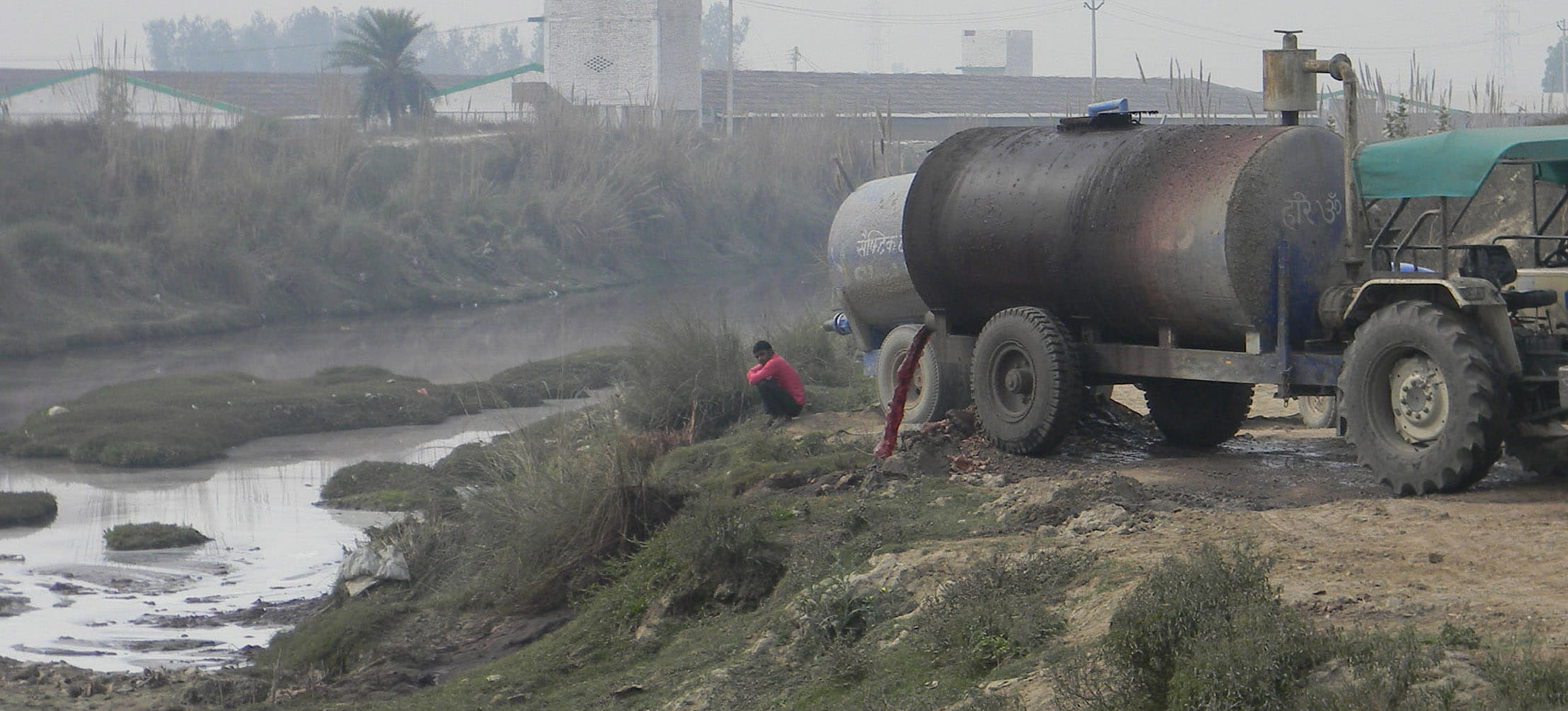 ड्रेन में डाला जा रहा केमिकल युक्त दुषित पानी।  संवाद