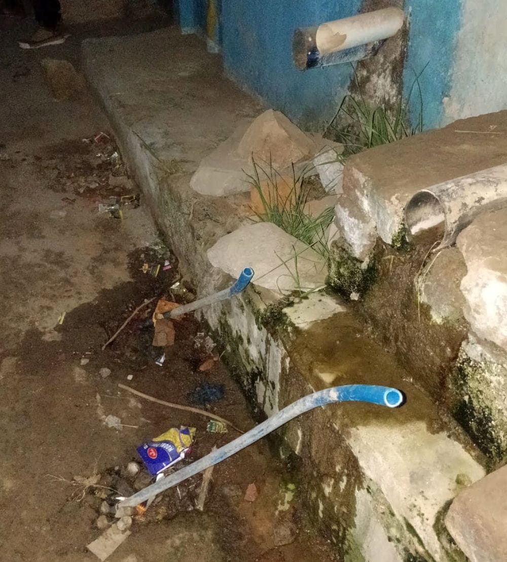 फोटो 01 एमएएचपी 18 परिचय-पाइपलाइन लीकेज होने से पाठा गांव की सड़क पर भरा पानी। संवाद फोटो 01 एमएएचपी 18 परिचय-पाइपलाइन लीकेज होने से पाठा गांव की सड़क पर भरा पानी। संवाद