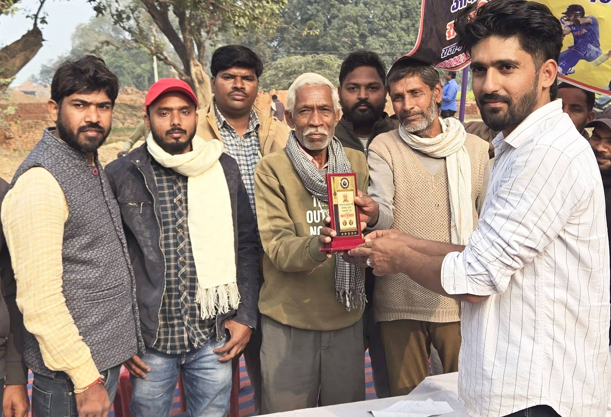 फोटो-03-राजन सिंह को मैन ऑफ द मैच का पुरस्कार प्रदान करते प्रबुद्धजन। संवाद