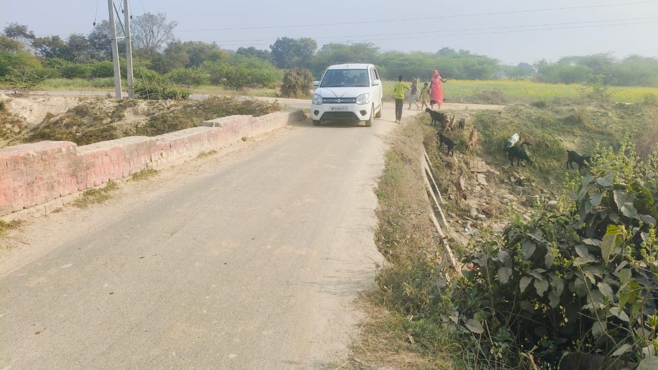 फोटो-1-इटौली मरोई संपर्क मार्ग से निकलती स्कूट सवार युवती। स्त्रोत: पाठक फोटो-1-इटौली मरोई संपर्क मार्ग से निकलती स्कूट सवार युवती। स्त्रोत: पाठक