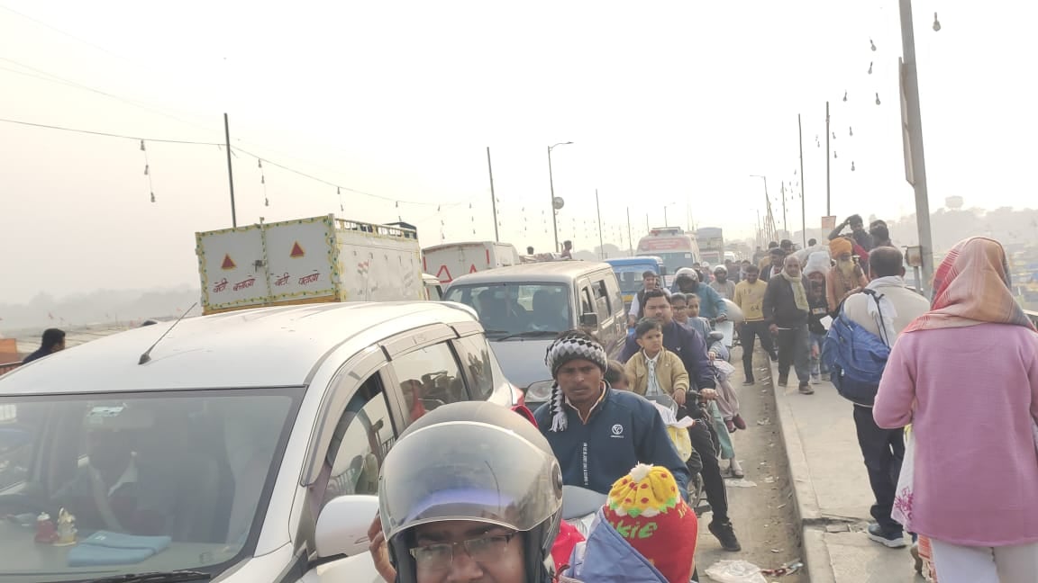 फोटो-27 ढाई घाट रोड पर जाम में फंसे वाहन। संवाद फोटो-27 ढाई घाट रोड पर जाम में फंसे वाहन। संवाद