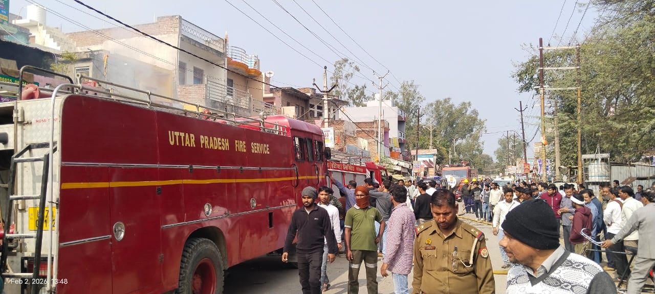 फोटो-31-दुकान से सामान निकालते लोग। संवाद फोटो-31-दुकान से सामान निकालते लोग। संवाद