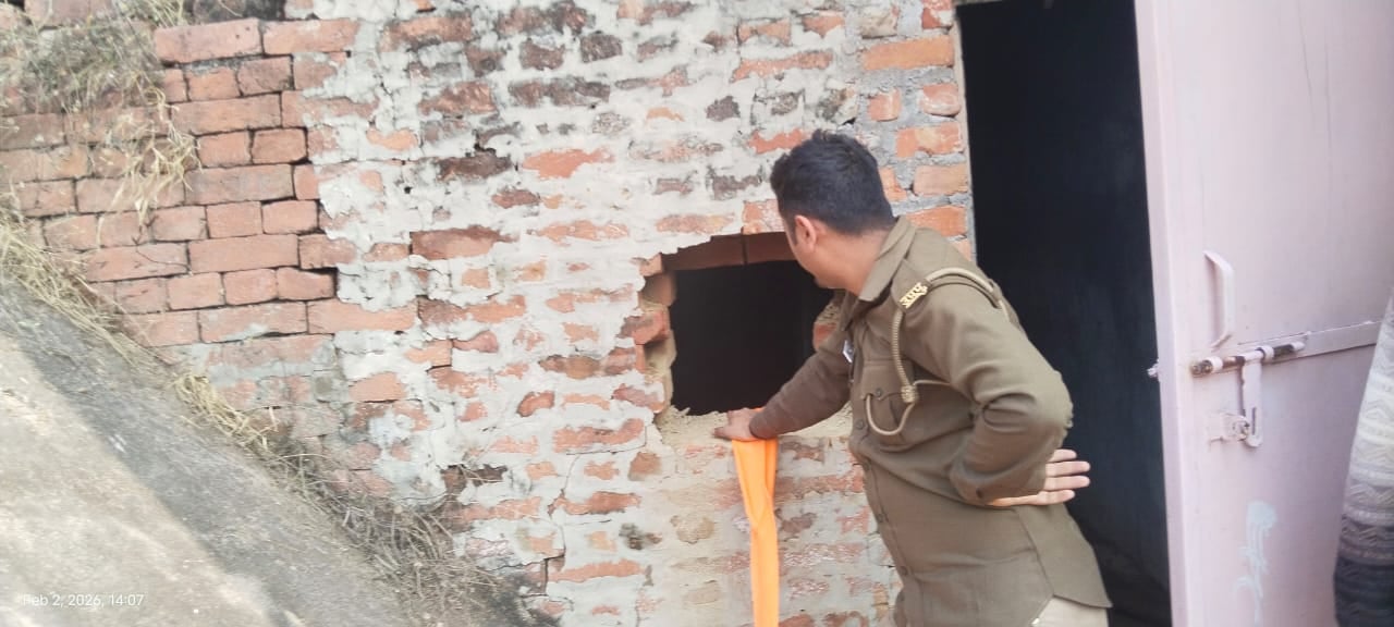 फोटो-31-दुकान से सामान निकालते लोग। संवाद फोटो-31-दुकान से सामान निकालते लोग। संवाद