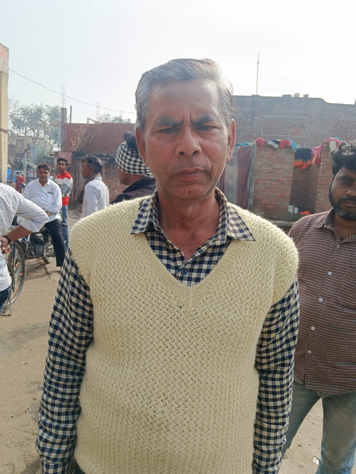 फोटो-42-केंद्र पर लगा बैनर और मौजूद किसान। संवाद फोटो-42-केंद्र पर लगा बैनर और मौजूद किसान। संवाद
