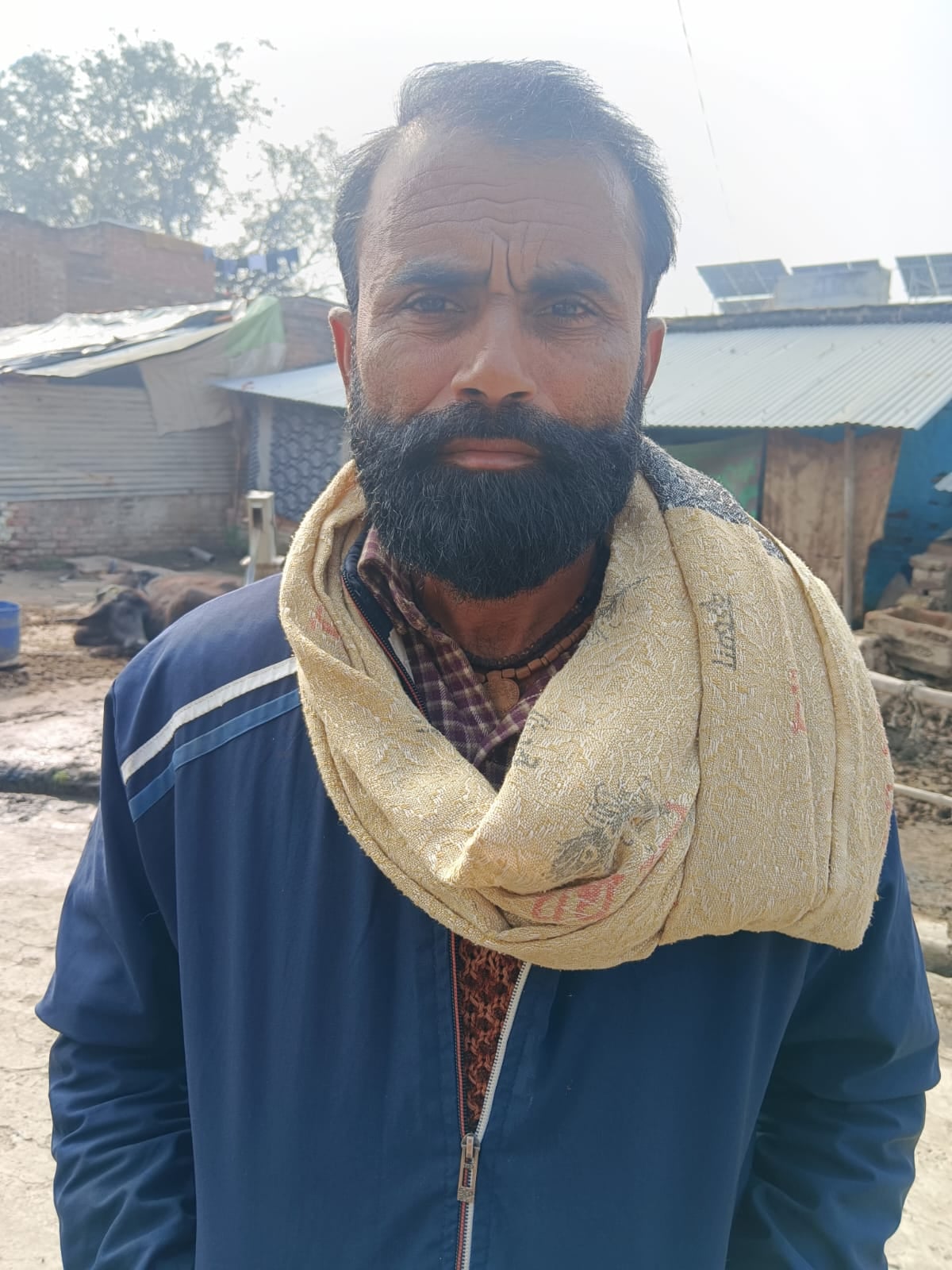 फोटो-42-केंद्र पर लगा बैनर और मौजूद किसान। संवाद फोटो-42-केंद्र पर लगा बैनर और मौजूद किसान। संवाद