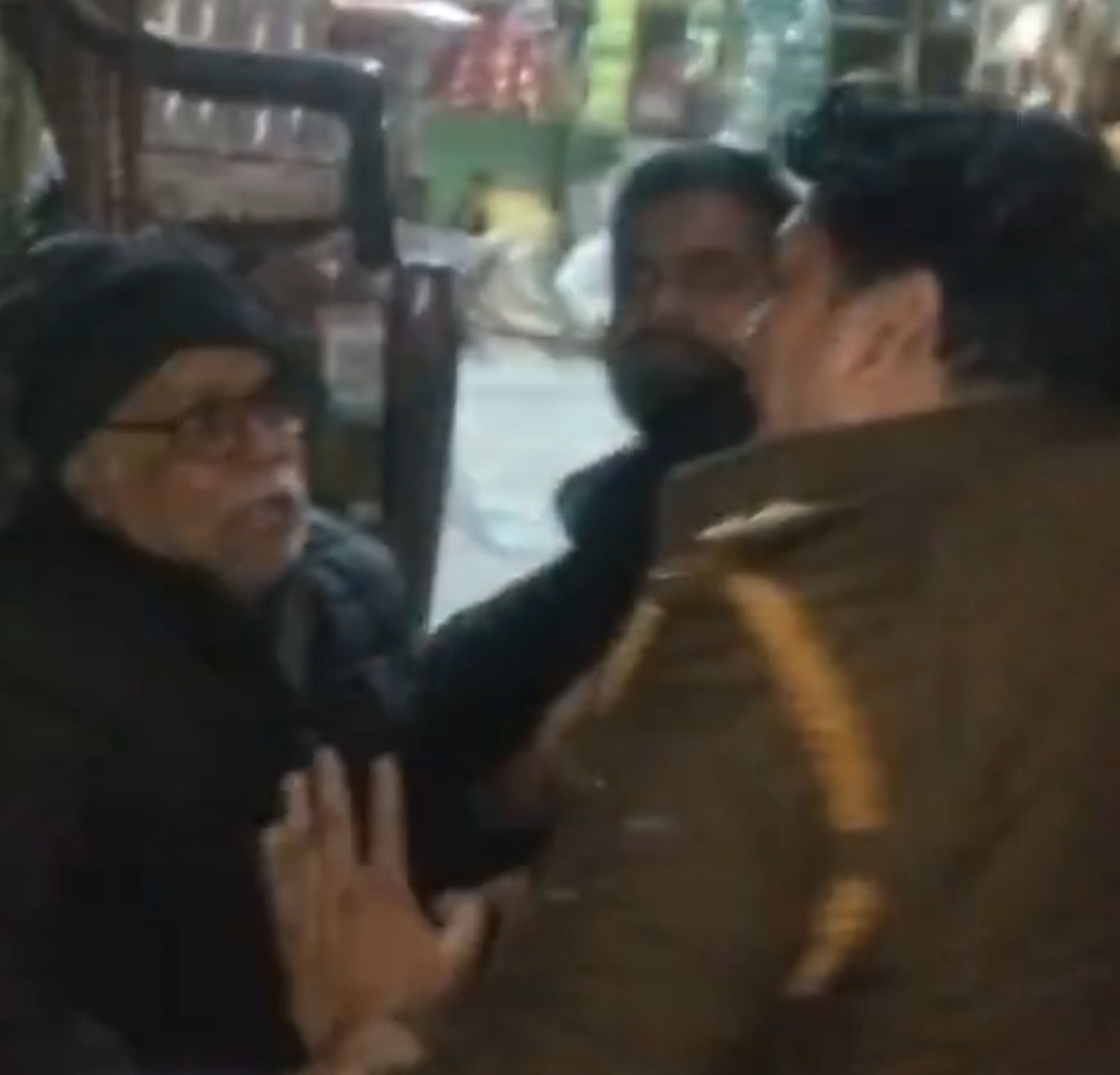 फोटो-48-पुलिस से हाथापाई का वीडियो वायरल