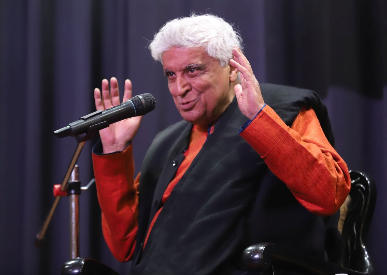  गोमतीनगर स्थित उत्तर प्रदेश उर्दू अकादमी के सभागार में जावेद अख्तर के साथ परिचर्चा का आयोजन हु