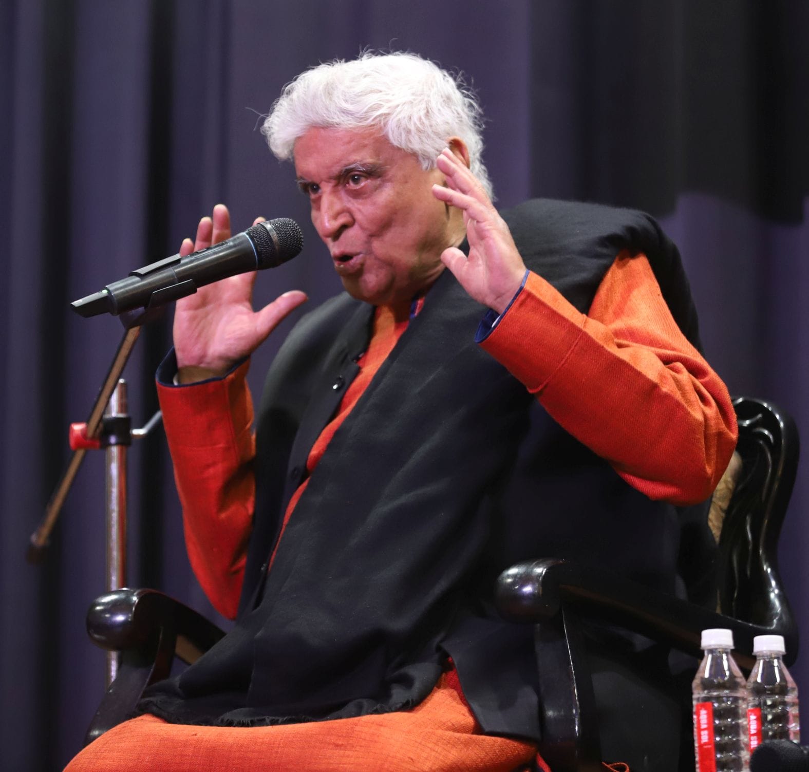  गोमतीनगर स्थित उत्तर प्रदेश उर्दू अकादमी के सभागार में जावेद अख्तर के साथ परिचर्चा का आयोजन हु