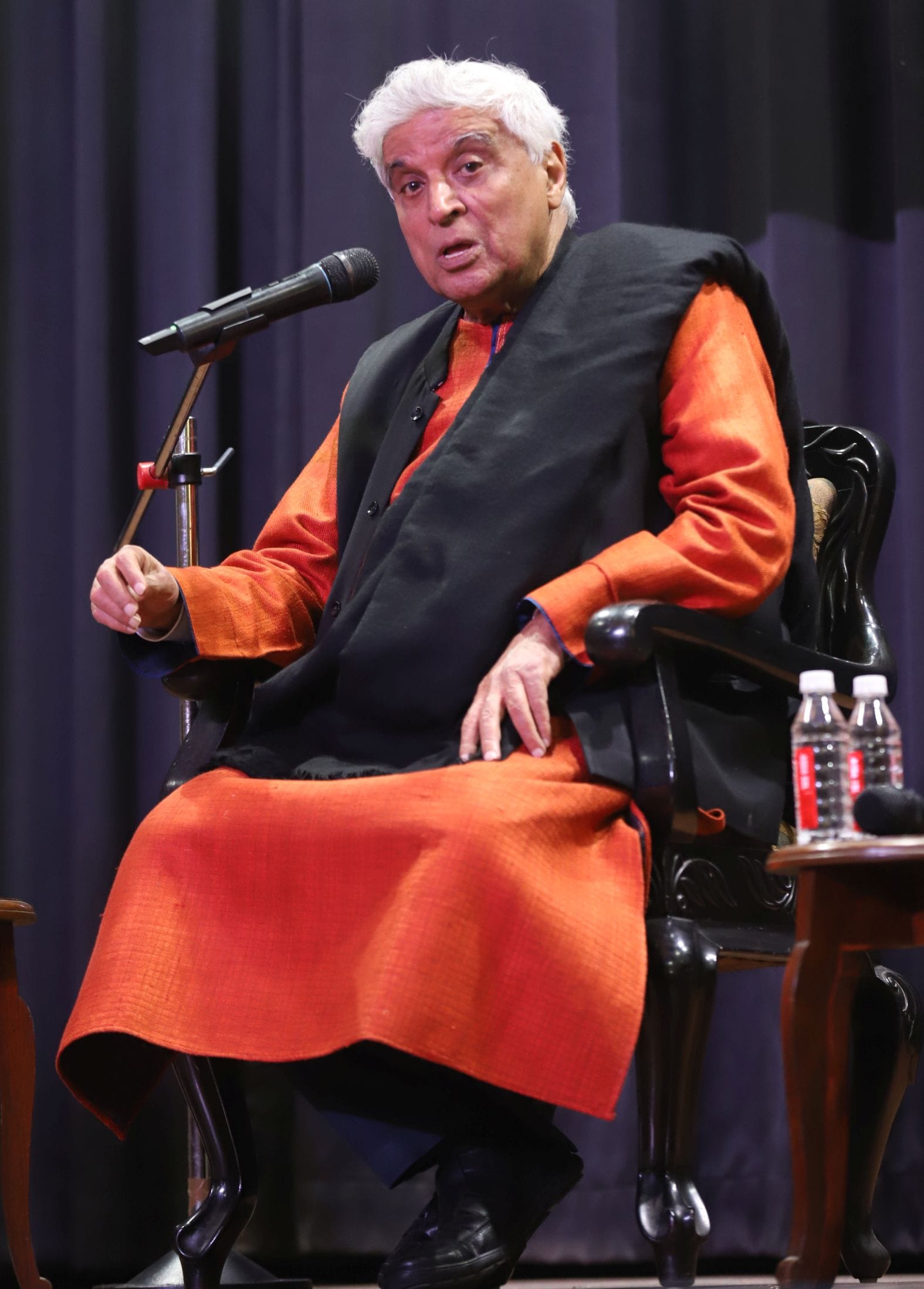  गोमतीनगर स्थित उत्तर प्रदेश उर्दू अकादमी के सभागार में जावेद अख्तर के साथ परिचर्चा का आयोजन हु