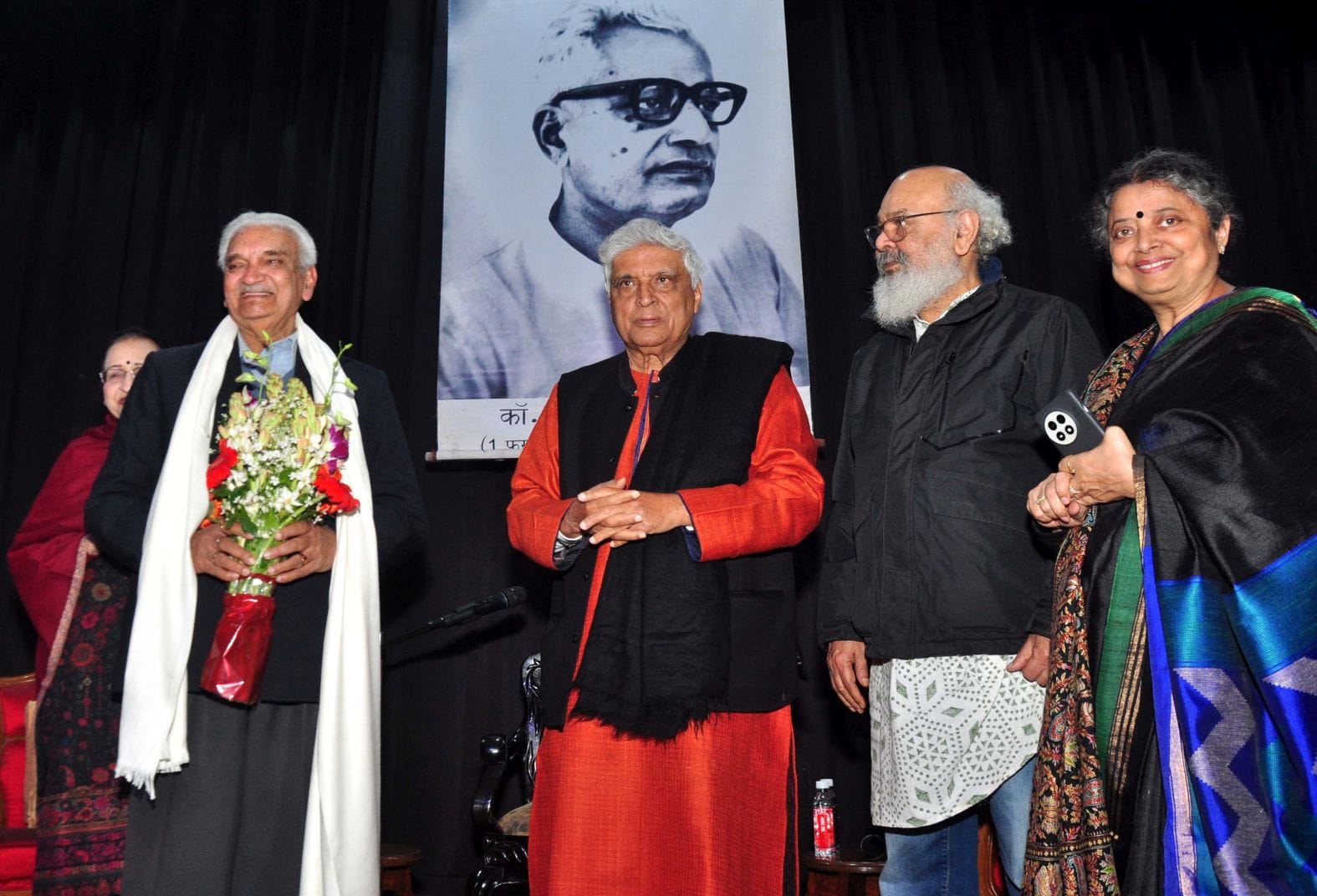  गोमतीनगर स्थित उत्तर प्रदेश उर्दू अकादमी के सभागार में जावेद अख्तर के साथ परिचर्चा का आयोजन हु