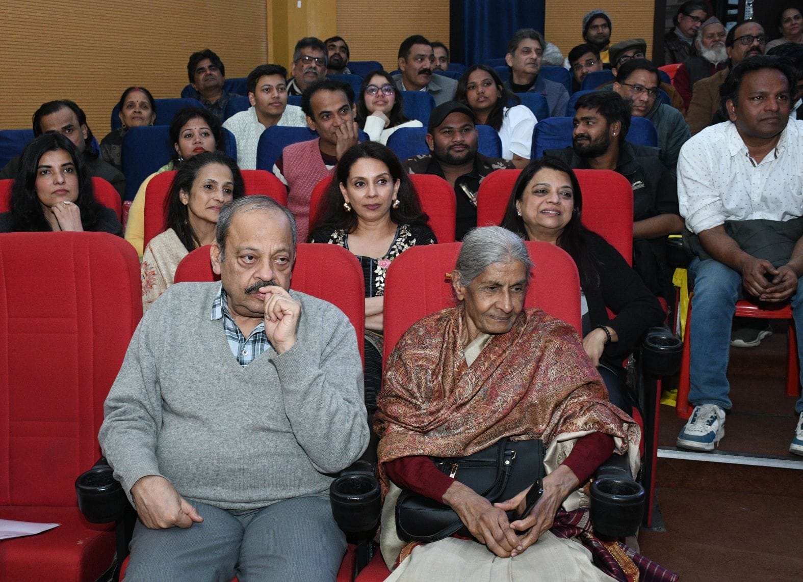  गोमतीनगर स्थित उत्तर प्रदेश उर्दू अकादमी के सभागार में जावेद अख्तर के साथ परिचर्चा का आयोजन हु